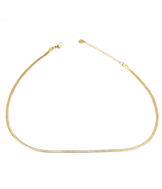 Collar dorado de cadena tipo serpiente