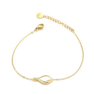 Pulsera dorada con gota de agua.