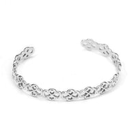 Pulsera rígida tipo brazalete plateado de aros de flores.